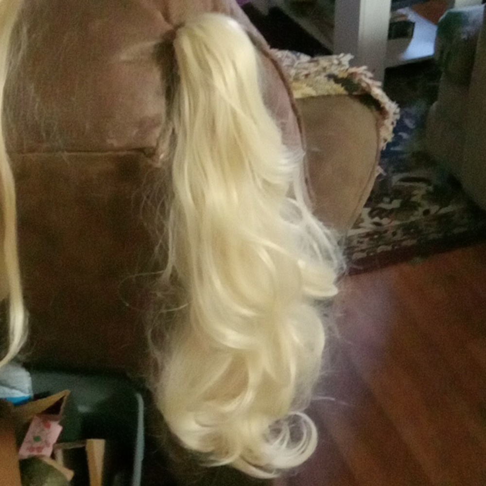 Blonde Single Clip on. This is a beautiful piece!